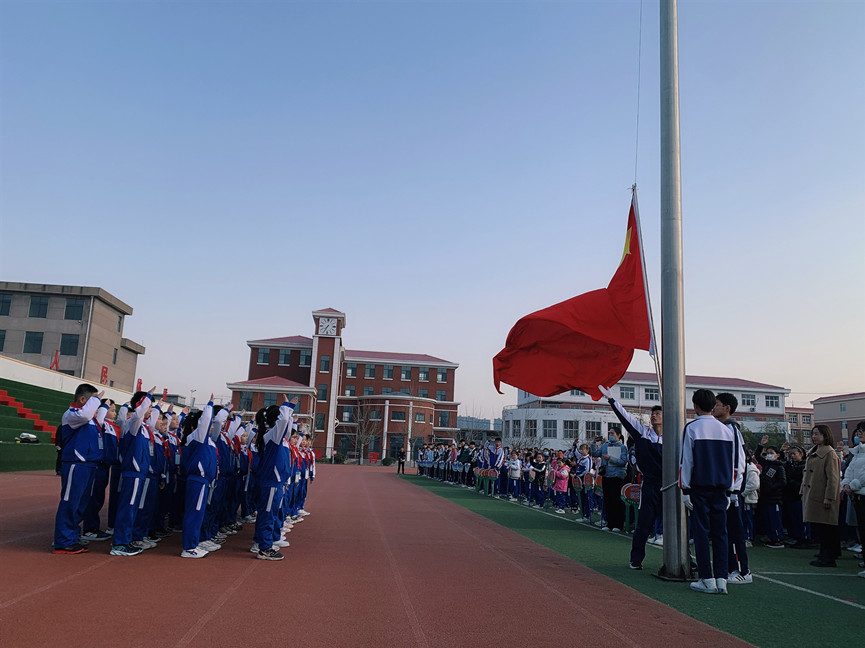 临沂青河实验学校举行预防校园欺凌主题升旗仪式